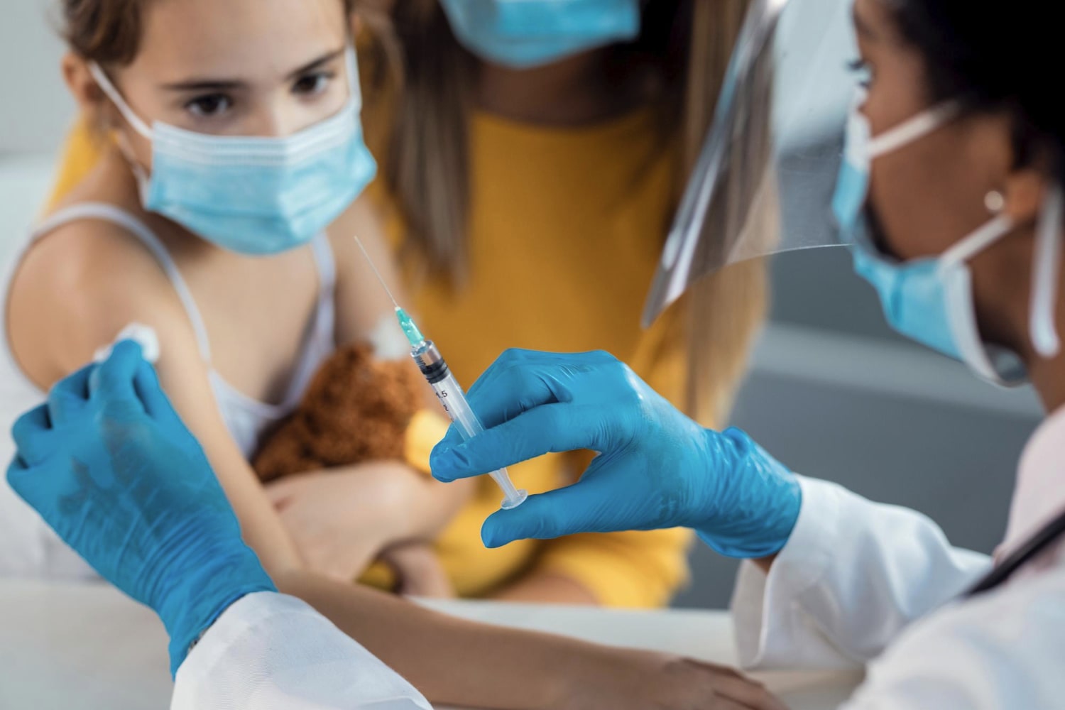 Lekarka podająca szczepionkę w ramię małej dziewczynki